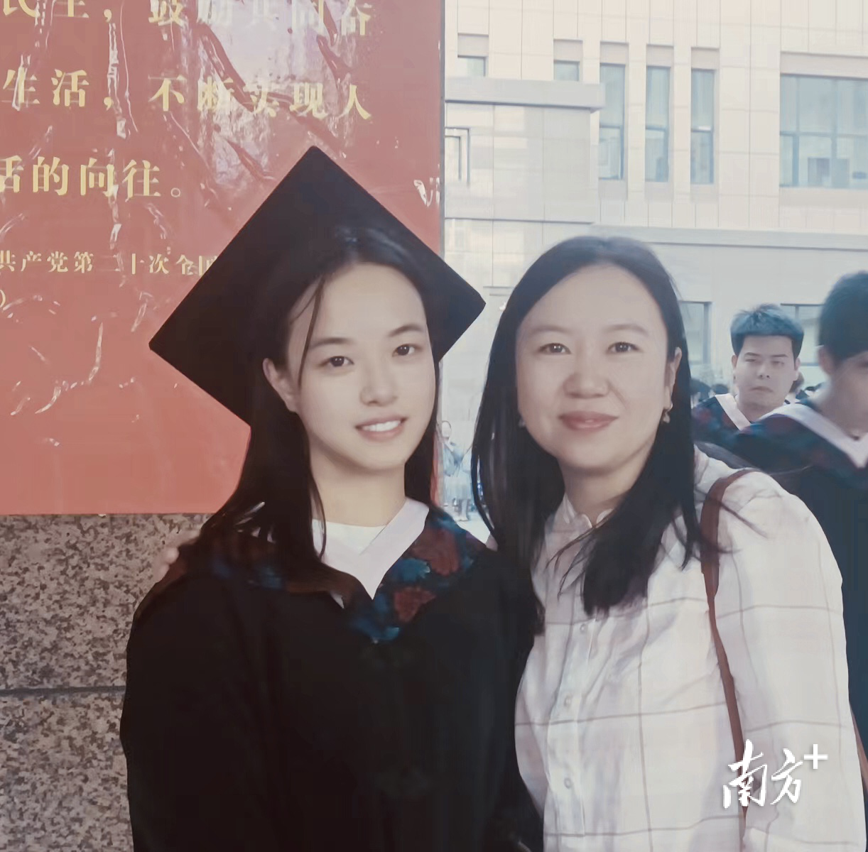 田雯和喀什大学的西行学生毕业合影留念。 田雯和喀什大学的合家化种学生毕业合影留念。