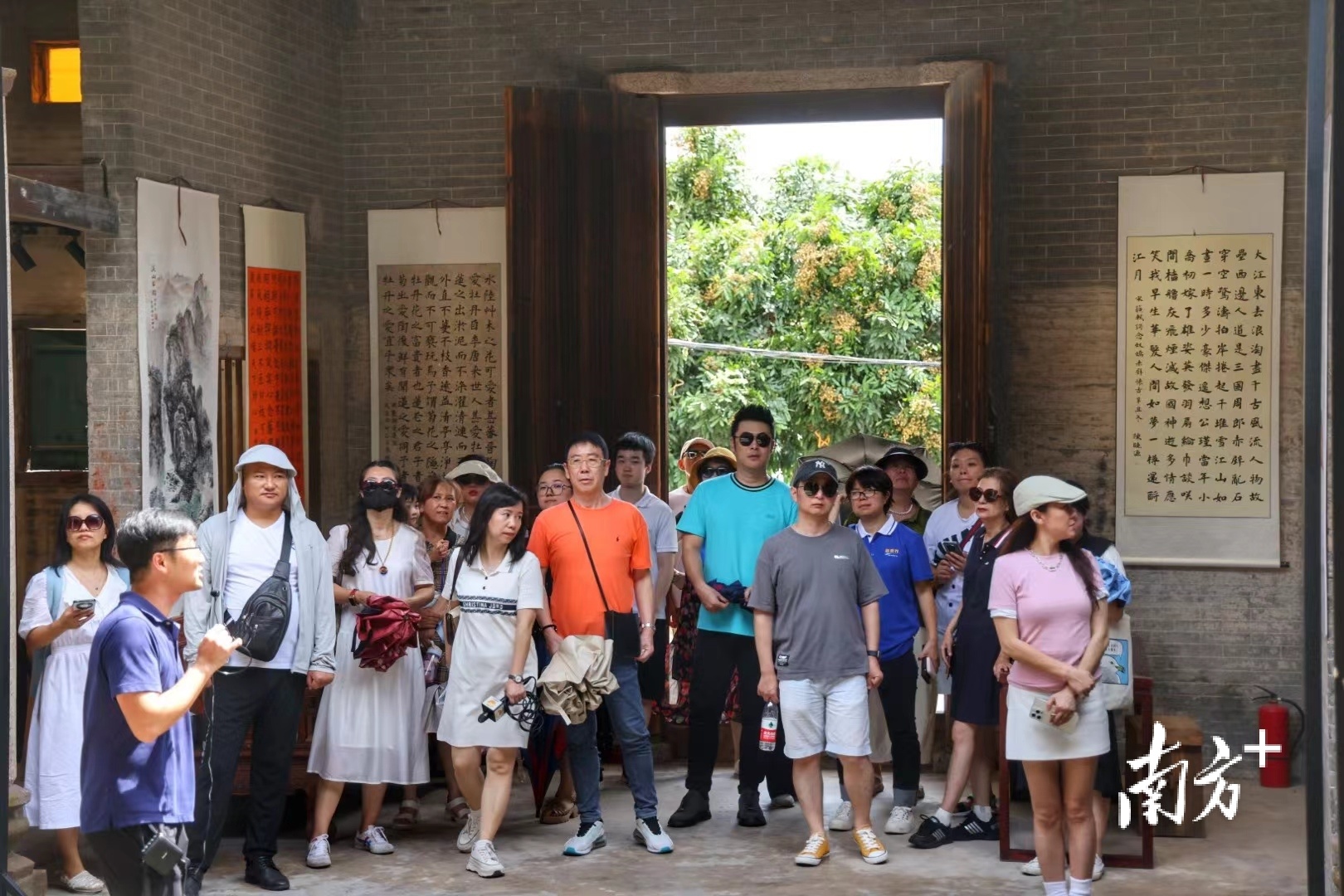 深圳游客打卡三溪村梁氏宗祠。 南方+ 叶志文 拍摄