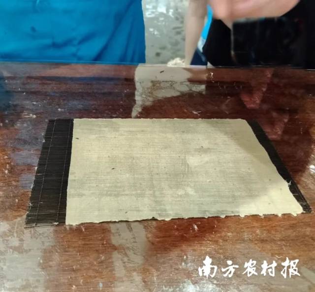 现场展示古代造纸工艺。