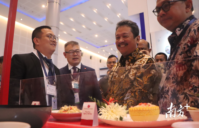 印度尼西亚海事与渔业部部长萨克蒂·瓦尤·特伦戈现场试吃恒兴食物，歌咏了恒兴食物营养、鲜味，并高度评估恒兴为印尼当地渔业睁开做出的贡献