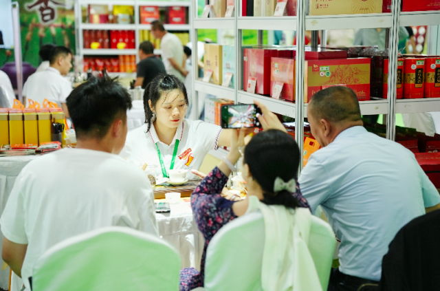 展会现场，市夷易近品饮英德红茶。