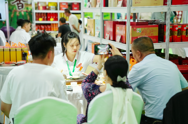 展会现场,市民品饮英德红茶。 展会现场,市民品饮英德红茶。