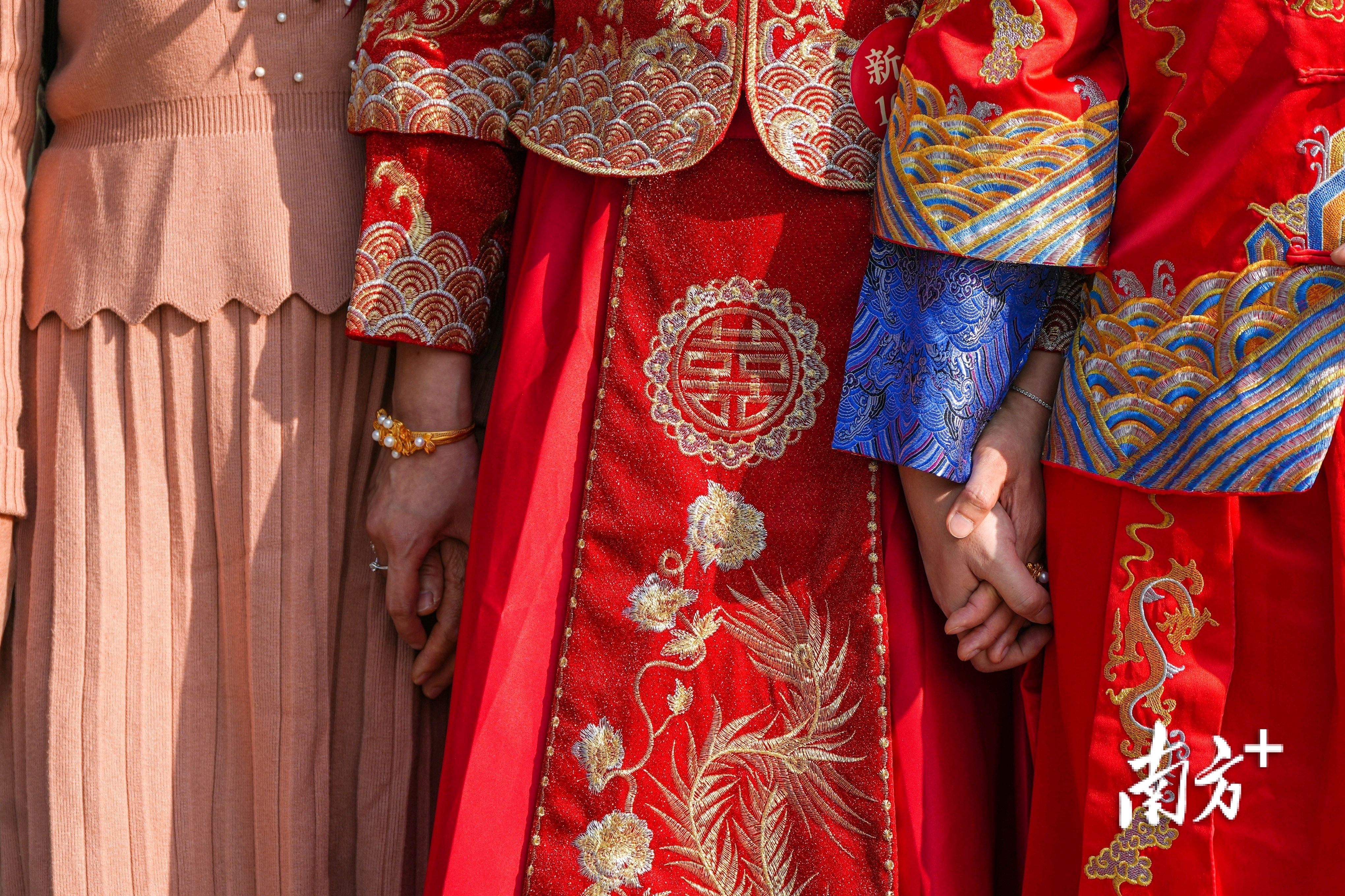 祖庙门前广场的新人十指相握。 廖明璨 拍摄 祖庙门前广场的新人十指相握。 廖明璨 拍摄