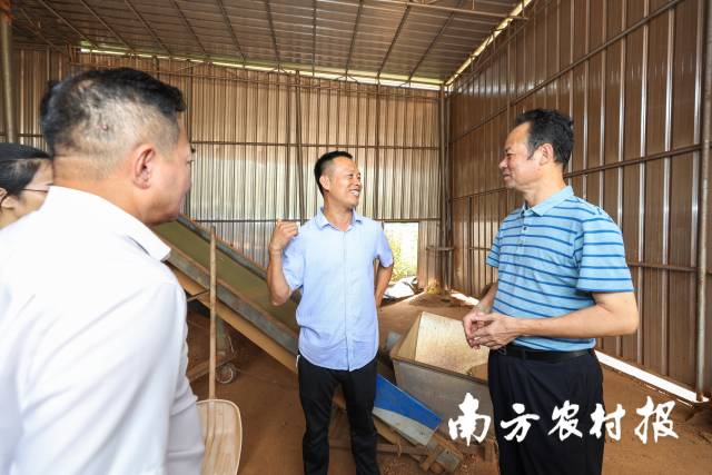 调研组考察徐闻县龙兴农业专业合作社加工厂。 调研组考察徐闻县龙兴农业专业合作社加工厂。