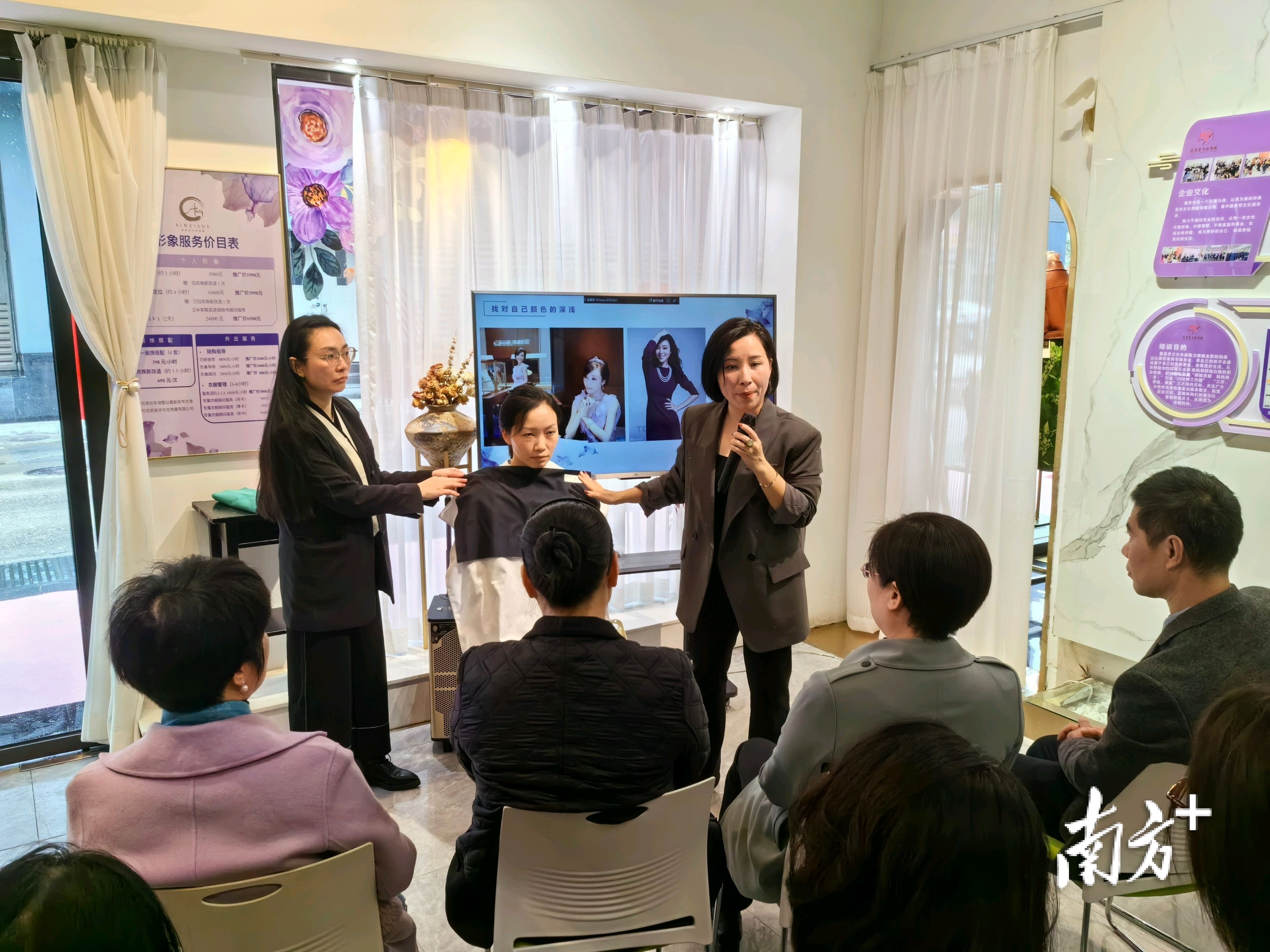 在禅城区首个“禅城灵姐·妈妈岗（港）优质创业示范基地”，女性创业者吴巧明正在进行讲解。