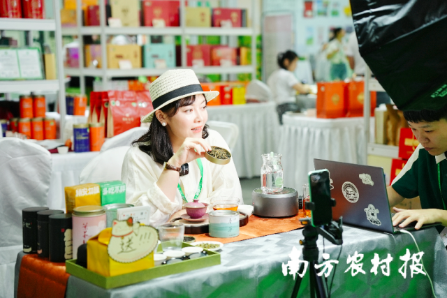 展會(huì)上,，企業(yè)通過直播方式進(jìn)行線上線下銷售,。