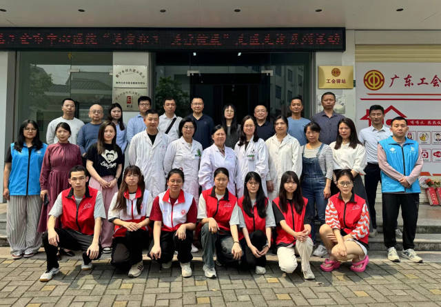 工作队联合医院银行等单位在卧石驿站开展义医义诊和金融服务等活动。