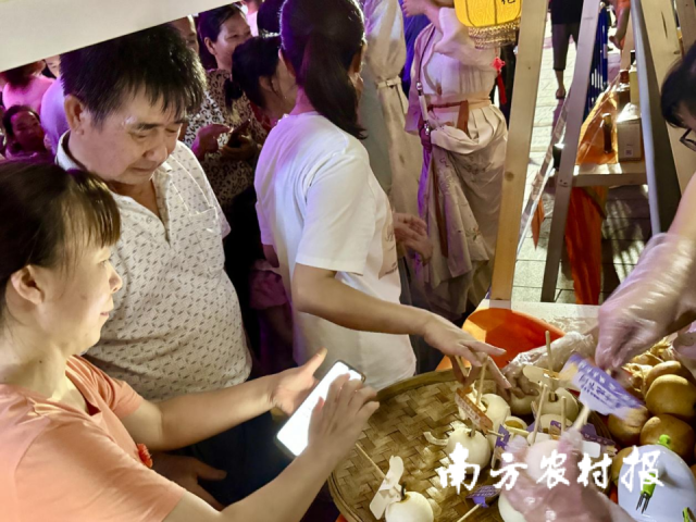 连州水晶梨展位前人流如织,游客排队领取免费水晶梨。 连州水晶梨展位前人流如织,游客排队领取免费水晶梨。