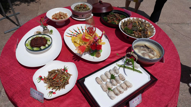 龙坪镇散漫当地食材与烹调能耐打造的“龙坪一桌菜”。