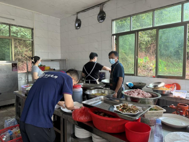 “共享厨房”为游客提供了用餐新选择。 “共享厨房”为游客提供了用餐新选择。