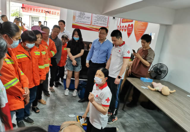 潮州市红十字会在卧石驿站开展急救技能培训。