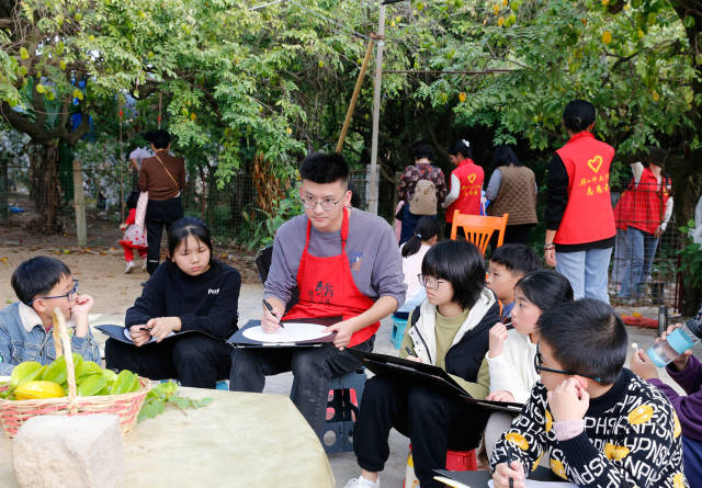 驻潮州湘桥区桥东街道工作队组织学生到杨桃园开展研学活动。