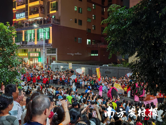 巡演现场游客与市民纷纷拿起手机拍照。 巡演现场游客与市民纷纷拿起手机拍照。