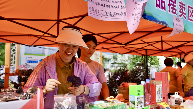 现场农产品种类繁多,各具特色。 现场农产品种类繁多,各具特色。