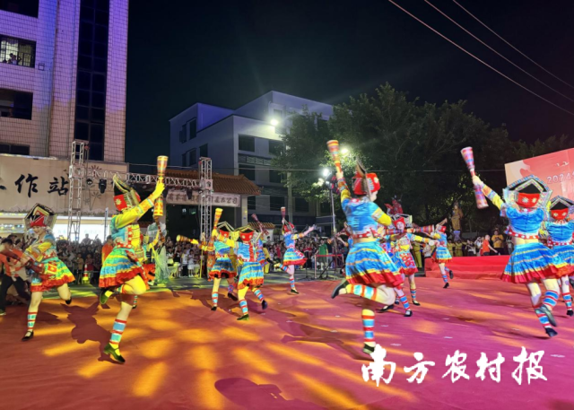 小长鼓舞方队拉开巡演序幕。 小长鼓舞方队拉开巡演序幕。