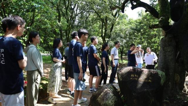 北大元培学院学子再次来到柏桥讲堂，荔枝树下的思政课这样上