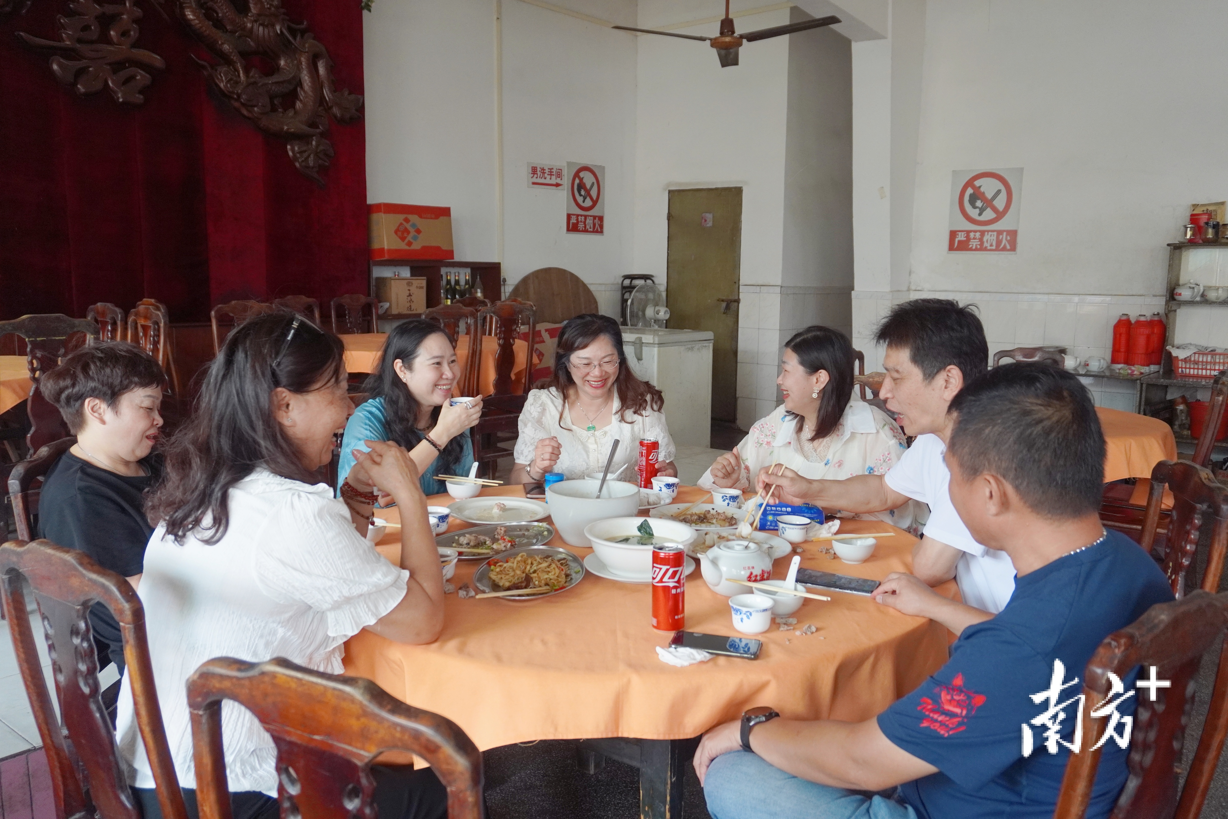 7月3日，深圳游客在台山公益茶楼中饮茶聊天。 叶芷晴 摄
