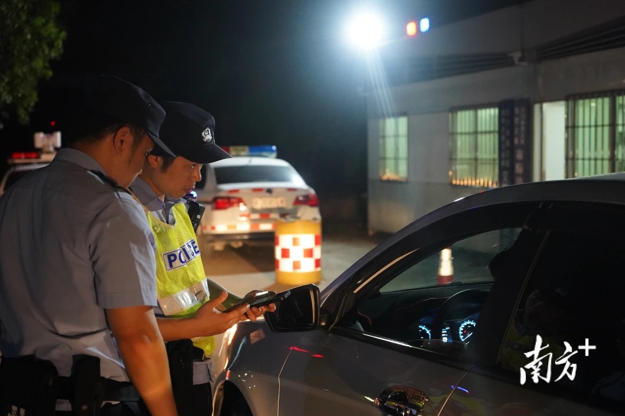 江门市公安机关强化交通安全管理。