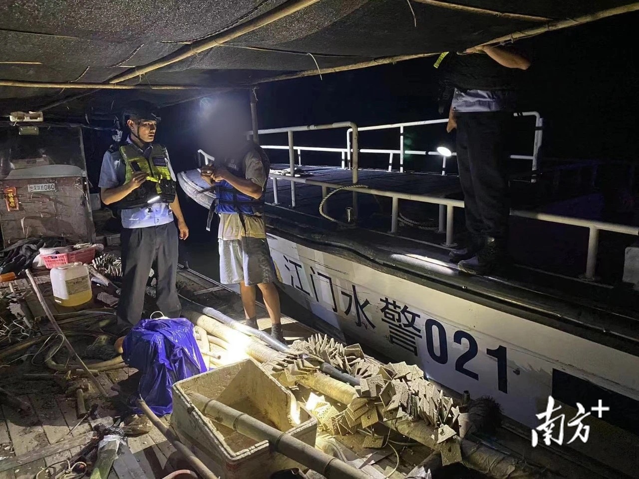 江门市公安机关加强夜间过站过点“人车物”安全检查,严防各类危安因素流入重点水域。受访者供图 江门市公安机关加强夜间过站过点“人车物”安全检查,严防各类危安因素流入重点水域。受访者供图