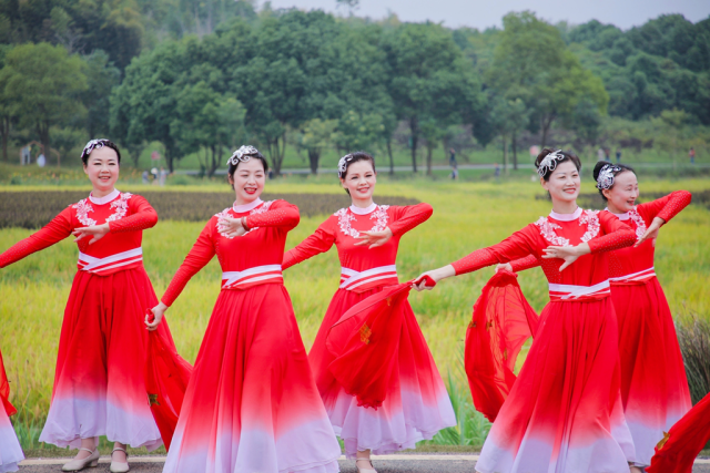 近年来，全国各地用“村舞”点亮乡村文化新生活。