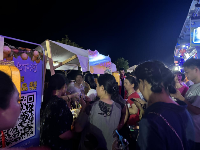 连州水晶梨展位前人流如织。