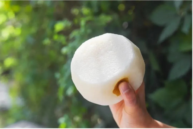 连州水晶梨果肉洁白、清甜多汁。