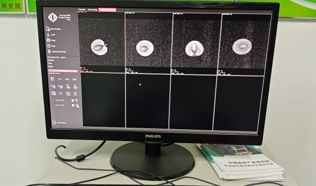 工作人员操作低场核磁共振设备分析仪给荔枝做CT，检测水分（自由水、结合水）来判断耐储性。受访者提供