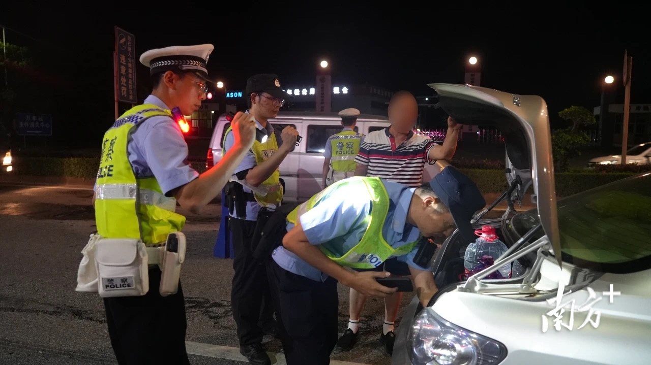 江门市公安机关开展夏夜治安巡查宣防集中统一行动。受访者供图 江门市公安机关开展夏夜治安巡查宣防集中统一行动。受访者供图