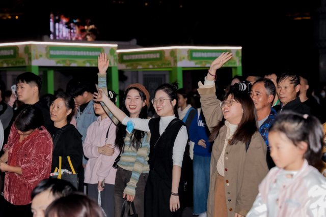 连州曾走进广州开展特色农产品推介活动与主题音乐会，现场座无虚席，大家都沉浸在美好的夜晚中。