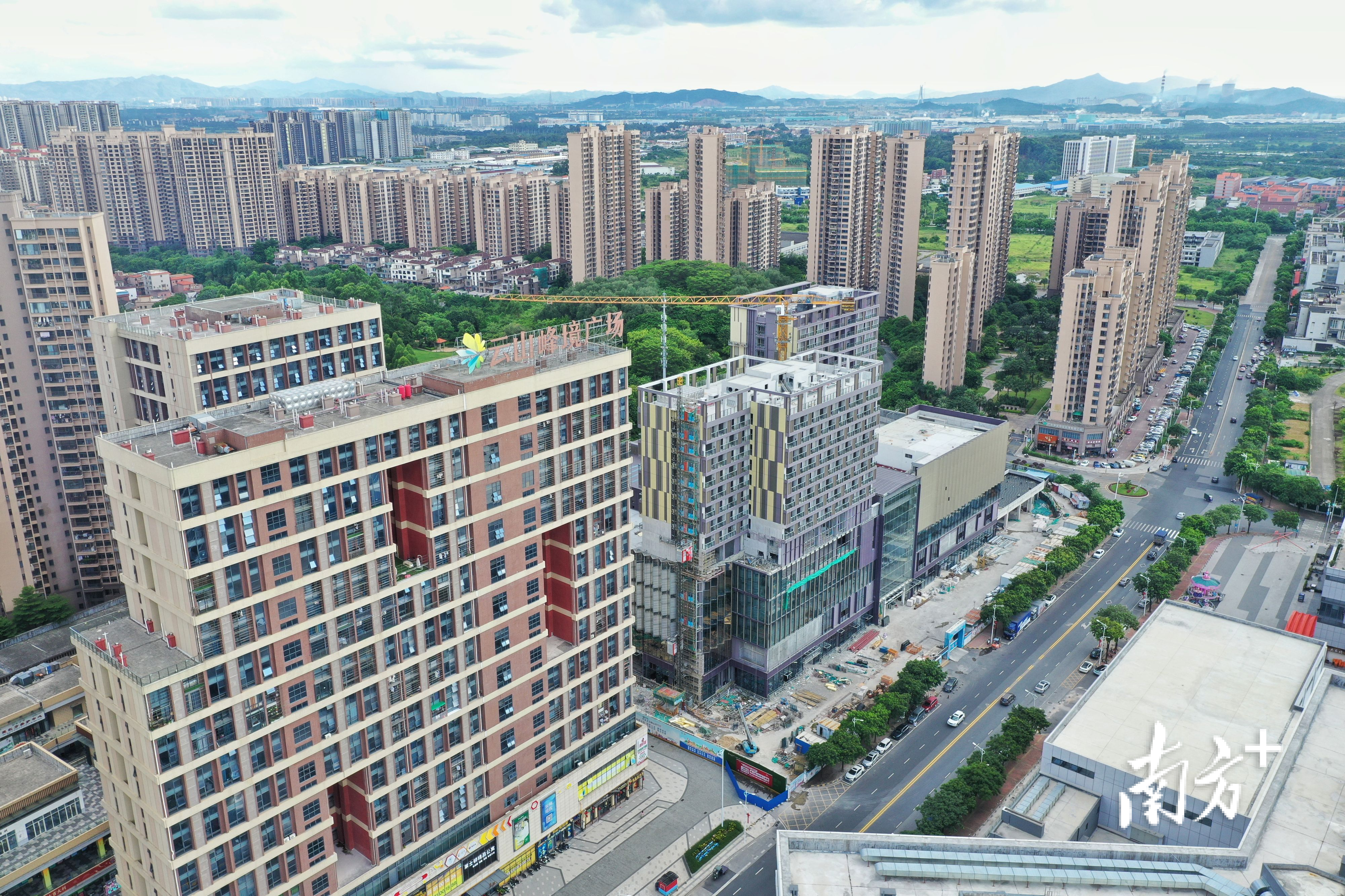 云山峰境商业项目坐落在丹灶中心城区、云山公园北侧，是云山商圈的重要组成部分。 戴嘉信 摄