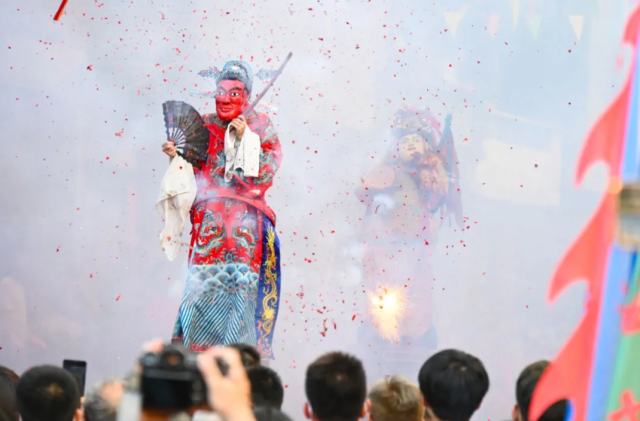 通过非遗巡游，展示连州传统文化，吸引游客驻足观赏。资料图