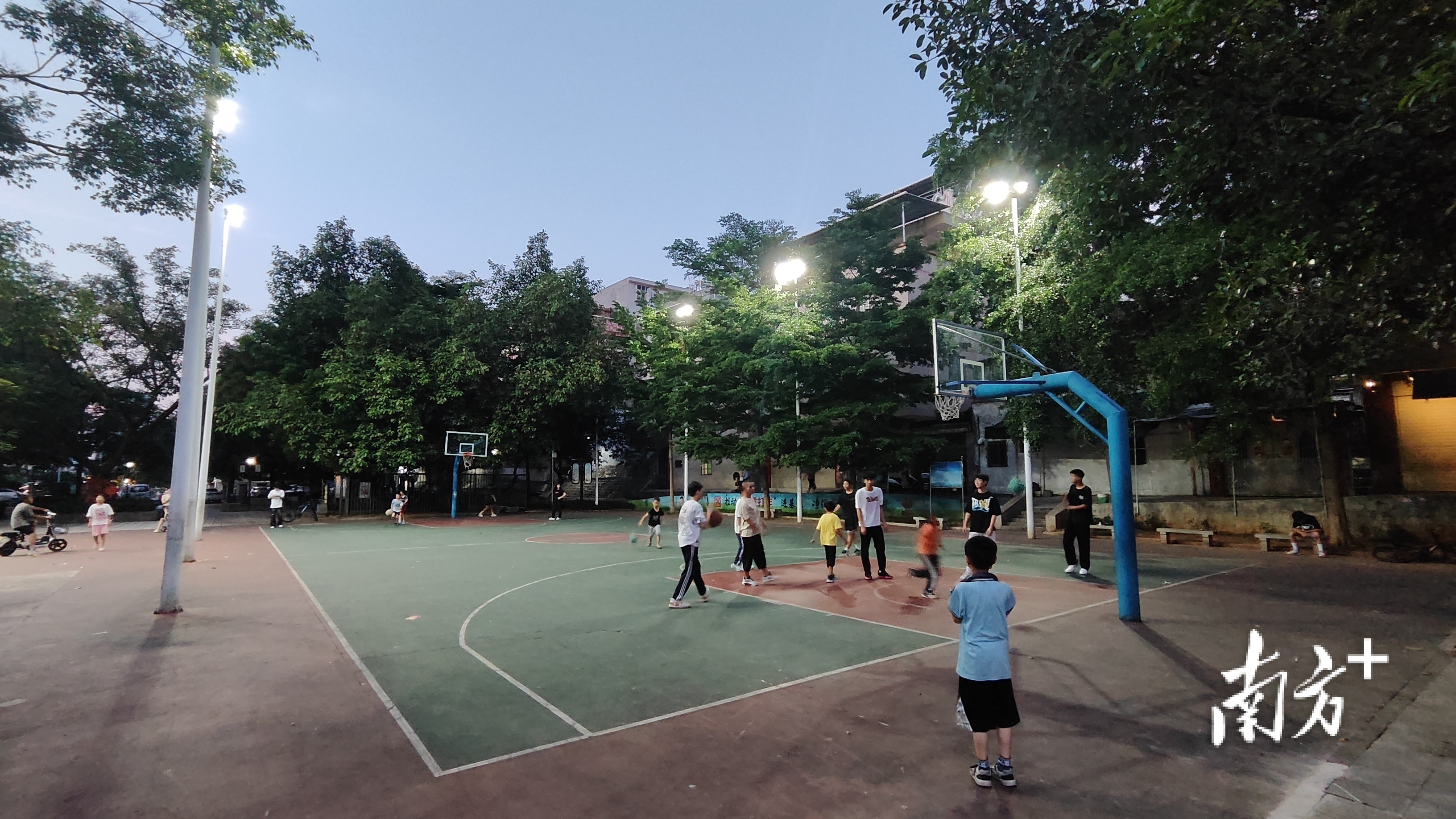 报道追踪 | 河源新江健身公园路灯“复明”,市民不再“摸黑”_南方+_南方plus