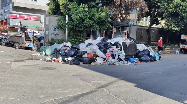 小吃摊前的“垃圾山”