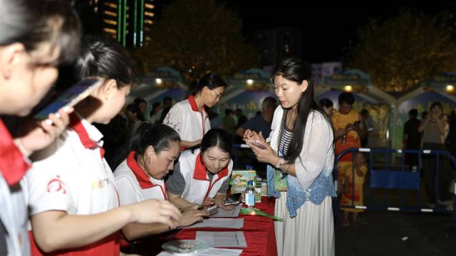 市民扫码参与有奖互动。