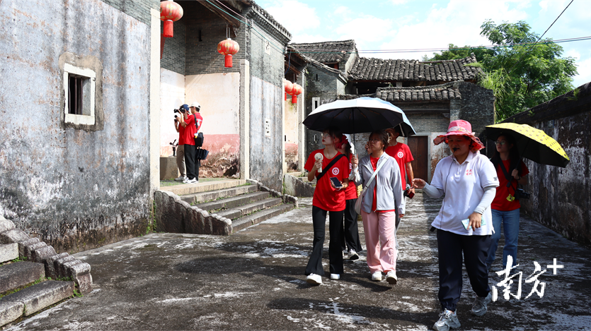 团队师生在导游带领下熟悉古村。