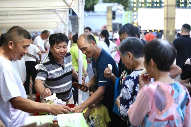 活动现场，新鲜上市的连州水晶梨受到市民、游客青睐。