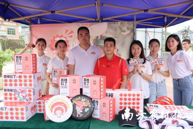 奥运会跳水冠军张雁全为“联饶桂味”代言推介。