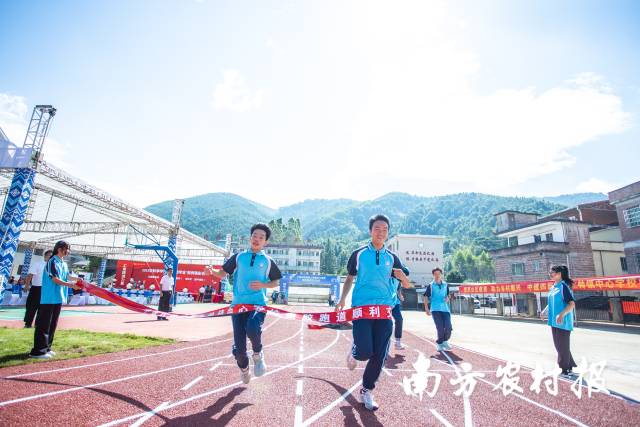 上帅镇中间学校学生体验中建四局捐建的新跑道。