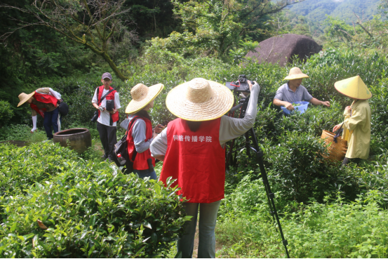 数字村史团队拍摄微纪录片。