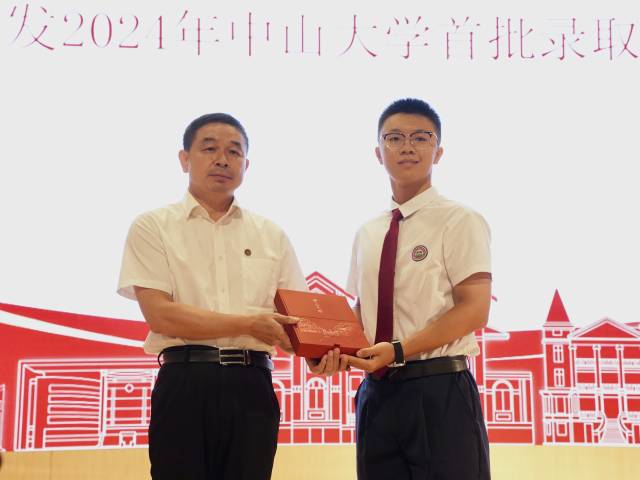 纪中学生邓博棱获得了中大全国第二封录取通知书。 南方拍客 叶紫潇 摄 纪中学生邓博棱获得了中大全国第二封录取通知书。 南方拍客 叶紫潇 摄