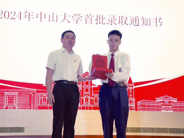 纪中学生李尚儒获得2024年中山大学全国首封录取通知书。 南方拍客 叶紫潇 摄 纪中学生李尚儒获得2024年中山大学全国首封录取通知书。 南方拍客 叶紫潇 摄