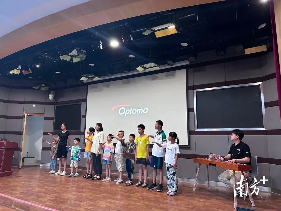 白坭镇为市民子女提供暑期生活服务。