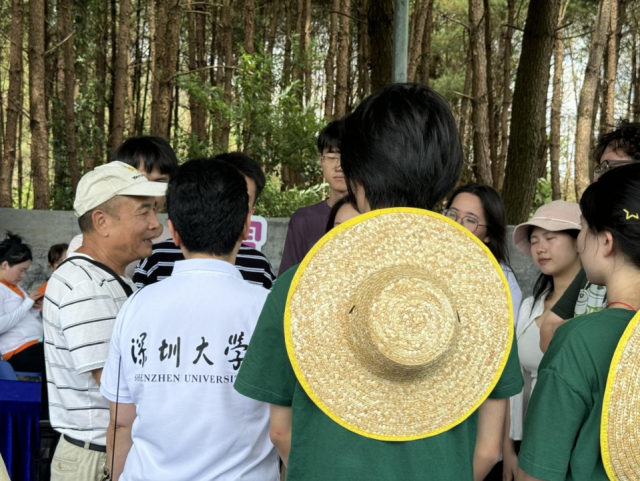连州市农业农村科技推广服务中心副主任、高级农艺师叶国军向前来研学的深圳大学学子科普水晶梨种植生产过程。