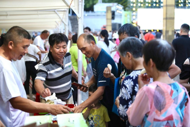 开摘季系列活动现场，新鲜上市的连州水晶梨受到市民、游客青睐。