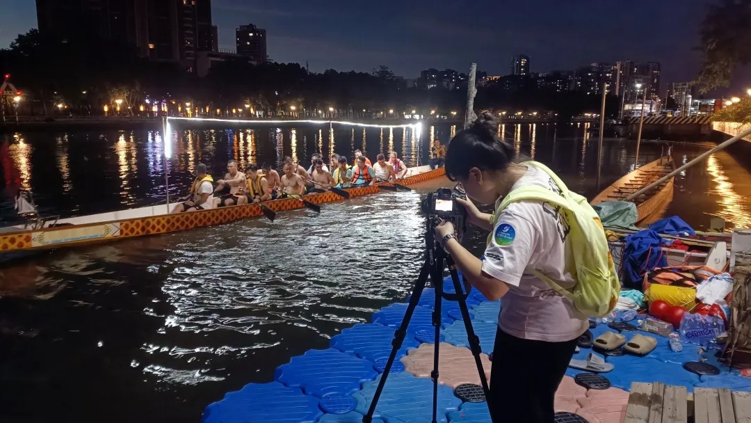 “龙舟继起，非遗新承”实践团拍摄龙舟训练。