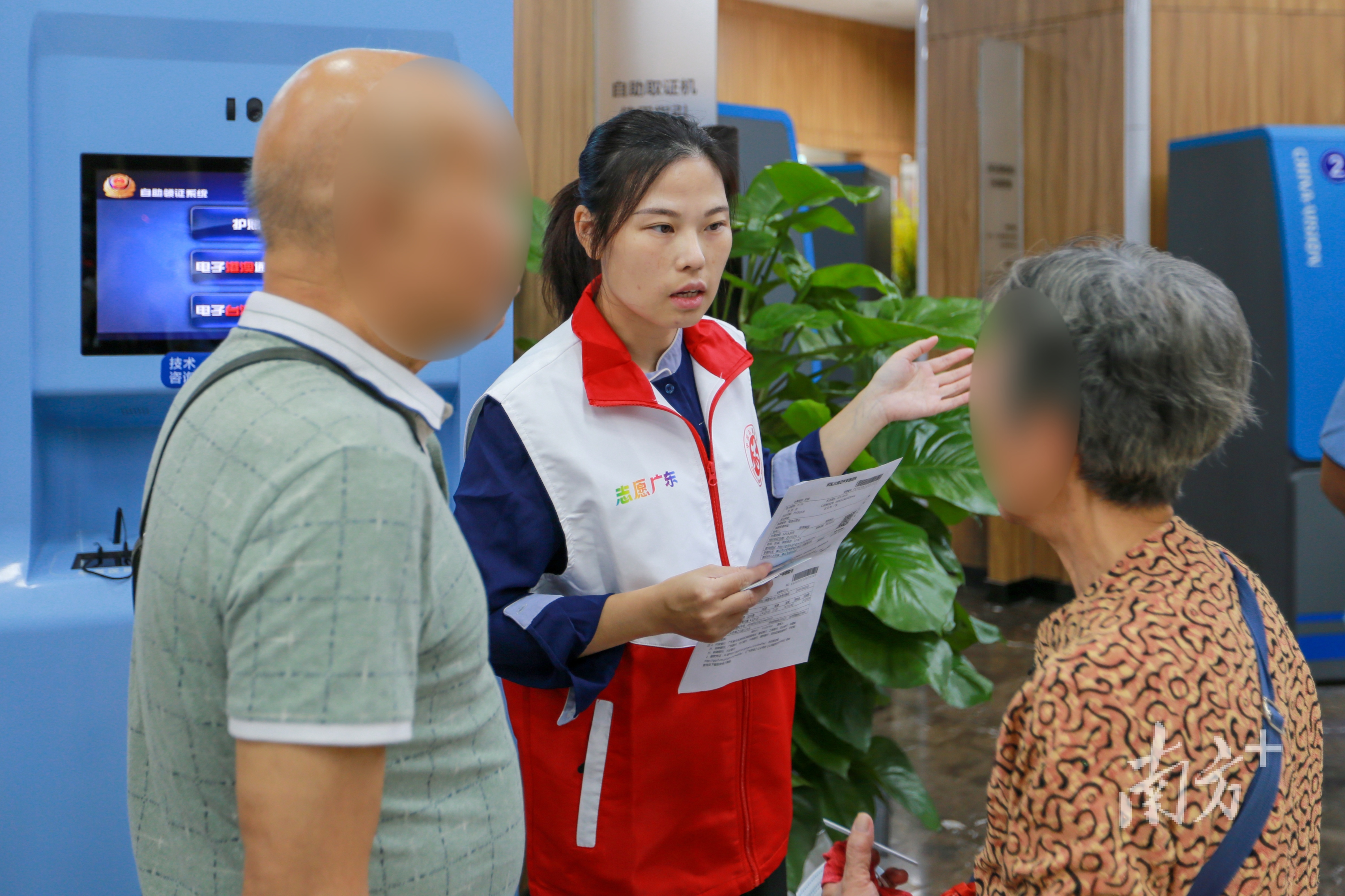 志愿者在佛山一门式大厅引导群众办理公安业务。&nbsp; &nbsp;佛山公安供图