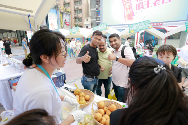 连州水晶梨走进广州北京路，优良品质收获来往食客围观、点赞。