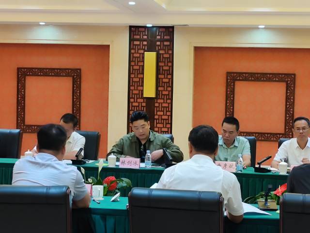 汕头市狮头鹅产业协会会长、物只卤鹅集团董事长林剑冰（中）