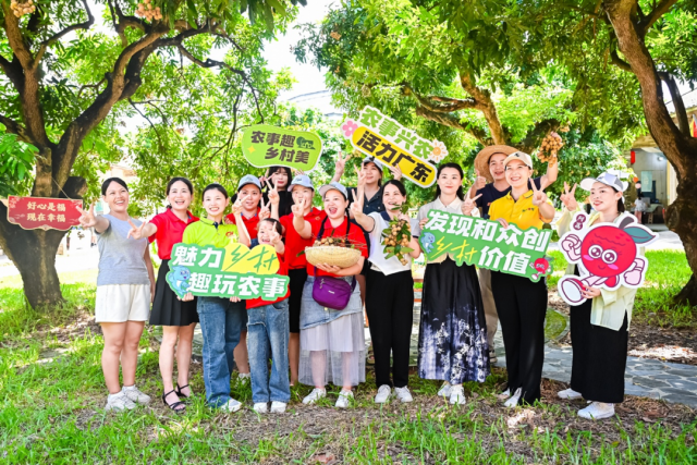 省内外城乡居夷易近在广漠南粤乾坤共赴系列农事行动会。