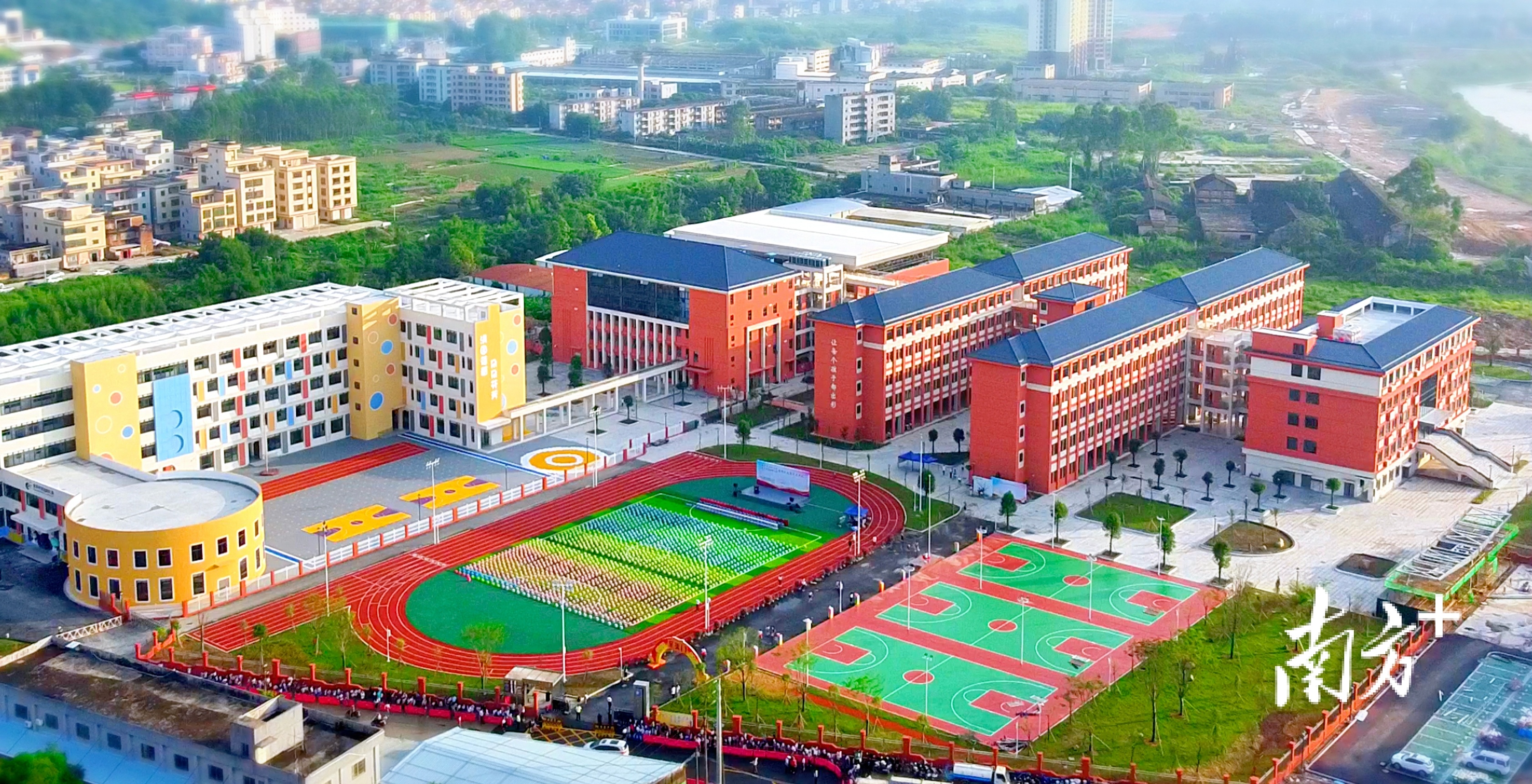 崭新的恩平市实验小学、实验幼儿园投入使用。